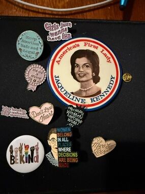 Lot 11 pins/buttons  Jacqueline Kennedy assorted FEM  -